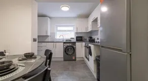 Comfort Meets Style, 4-Bedroom Home with All Essentials, Tottenham, Free Parking, Sleeps 12! Contractor & Group Friendly! - Image 5
