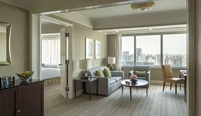 Four Seasons Hotel Shanghai - Image 2