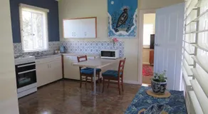 Lakes Entrance Waterfront Cottages with King Beds - Image 3