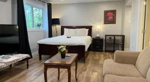 Quiet and Private Bachelor Unit - Image 2