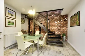 St Stephen Street Apartment - Image 5