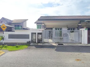 Aurora Homestay (Fully Aircond Room & Liv. Hall) - Image 4