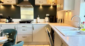FREE PARKING - Prime York City Centre Apartment near Minster with River View - Image 4