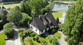 Modern retreat by the lake - Image 4