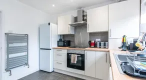 3 Bedroom Terraced House in Beeston Ideal for Corporate Stays - Image 3
