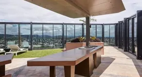 Inner-city 1 bedroom Apartment Parking and Pool - Image 4