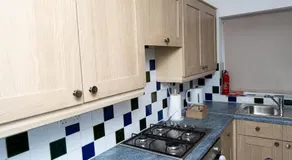 Cosy home with private parking - Image 4