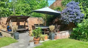 Double bedroom with ensuite wet room, incl breakfast, in Woking - Image 5