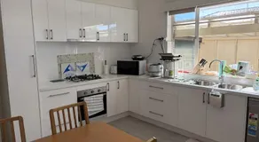 Springvale Hub - Beautiful & spacious queen bed room - Image 2