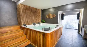 6 bedroom and Jacuzzi 1 block from LLeras P6 - Image 3