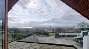 4 Bed House - Hill top views - 3 car driveway - Image 4