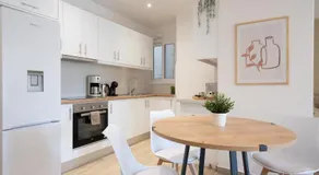 City Chic Apartment with Park View - Image 3