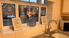 Ivy House - 3-Bed, Sleeps 4, Parking, WiFi, Contractors - Image 5