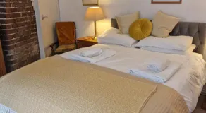 The Old Dairy, comfy 1 bedroom apartment with lounge,bathroom and kitchenette near town, pubs and walks - Image 2