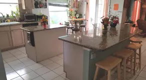 Maison de piscine idéalement située avec WiFi gratuit et plafond voûté - Image 4