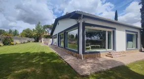 habitaciones en Chalet con piscina y jacuzzi en Madrid - Image 4