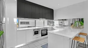 Water View Modern Tri-level Townhouse in Carrara with 2 Parking Spots - Image 4