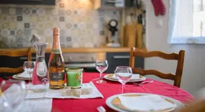 Cosy House with Paris Metro Direct Champs Elysées Eiffel Montmartre - Image 3