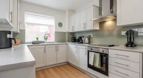 High-Standard 3BR Home, Free Parking, Sleeps 5 - Image 3