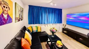 Central Apartment with 75inch TV Netflix - Image 2