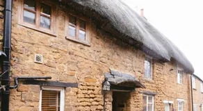 Cosy Cotswolds Cottage with Log Burner, Private Garden, Free Parking, WIFI, near Soho Farmhouse perfect for Families and Business Stays - Image 4