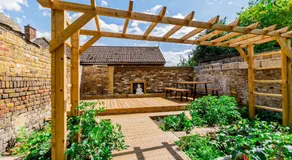 London Heathrow Airport 6 Bedrooms 6 Bathrooms spacious Home Sleeps 10 - Image 4