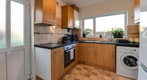 3 BR Home l Free Parking l 5 Guests l Garden l Long Stays l - Image 3