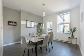 Luxury Lincoln Family Home - Image 4