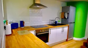 “Dragons Den” Centrally located Modern Apartment - Image 5