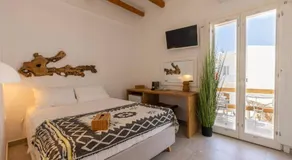 Parosquare Central Suites - Image 4