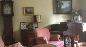 Private attic in Georgian townhouse with free parking - Image 3