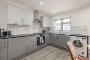 Chic and Comfy 4 Bedroom Stay Baylis Road - Image 5