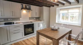 Lake Side Cottage - Image 3