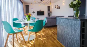 Broadstairs Apartments with luxurious 4-person communal hot tub - sleeps up to 20 people - Image 2