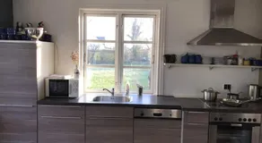 Modern 2 bedroom cottage close to airport and town - sleeps 8 - Image 4