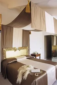 M Glamor Hotel - Image 5