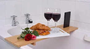 Highwoods Haven Luxury Stay with Garden and Parking - Image 4