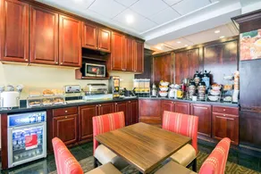 Comfort Suites at Woodbridge - Image 4