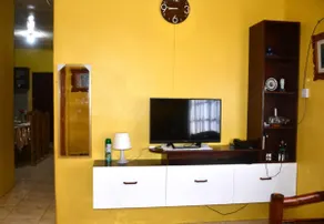 Charming 2-Bedroom Home - Image 2