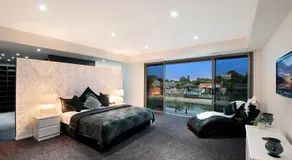 ELITE HOLIDAY HOMES - WATERFRONT SPLENDOR - Image 2