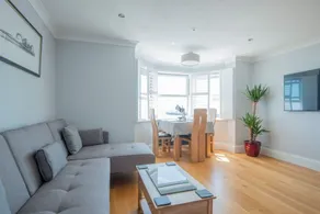 Direct Sea Views, Seafront Location & Free Parking - Image 2