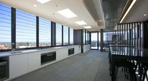 Luxury Parkside Stay with City and Bay Views - Image 5