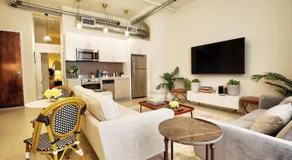 Classic Los Angeles Elegance in Downtown, Sleeps 4, Free Parking and 360 Degree View Roof Top Pool! - Image 2