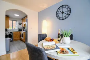 Clover Field Apartment I 2 Bedrooms 2 Bathrooms I Excellent Location I x2 Allocated Parking Spaces I Sky TV I By Yoko Property - Image 5