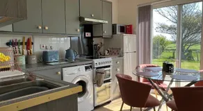 VALLEY VIEW self-catering coastal bungalow in rural West Wight - Image 3