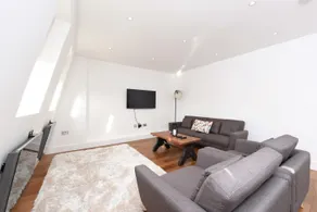 Spacious 3BR Apartment Next to Clapham Junction, 1Min to Trains, Battersea - Image 3