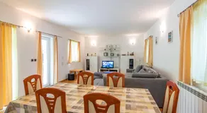 Grand logement convivial et familial avec jardin, terrasse et barbecue | Vue piscine | Avec animaux acceptés - Image 2