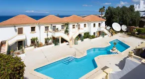 Stylish design w ocean & pool view, King size bed, Wifi,2 Smart Tv, street parking, 2 pools access - Image 5