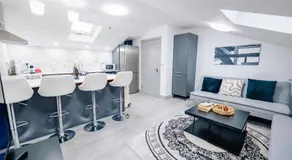 3 Bedrooms Luxury Apartment with Free Street Parking and Fast WiFi - Image 3