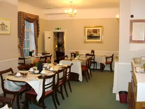 Hunters Lodge Guest House - Image 5